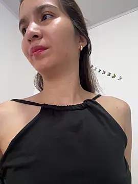 Snapshot of Bella_still chatting on 04.05.26 Bella still online show from 04.05.26