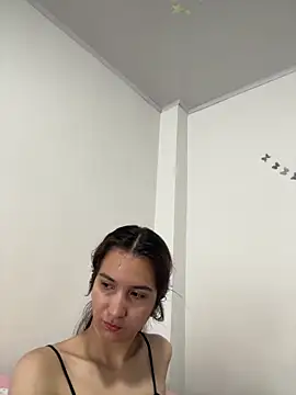 Snapshot of Bella_still chatting on 04.21.26 Bella still online show from 04.21.26