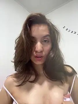 Snapshot of Bella_still chatting on 06.04.26 Bella still online show from 06.04.26