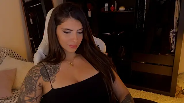 Snapshot of Amiradaher chatting on 10.25.25 Amiradaher online show from 10.25.25