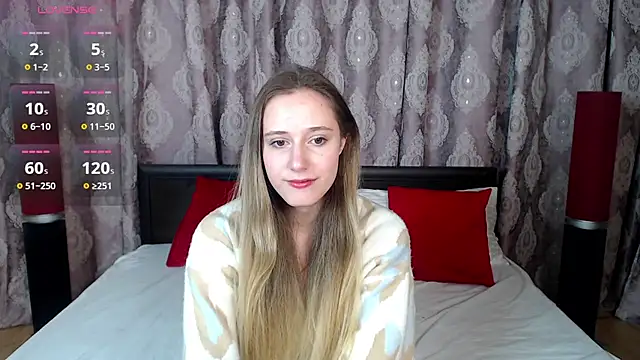 Snapshot of blondyriss chatting on 02.08.25 blondyriss online show from 02.08.25