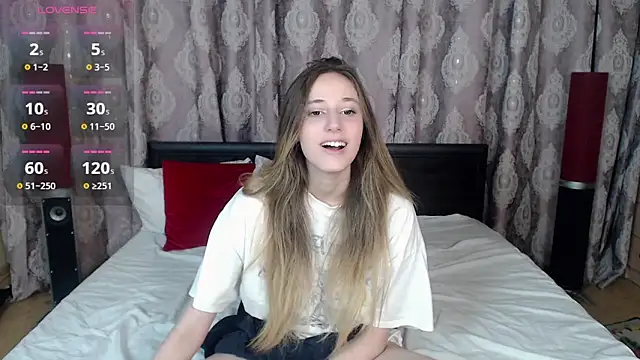 Snapshot of blondyriss chatting on 02.15.25 blondyriss online show from 02.15.25