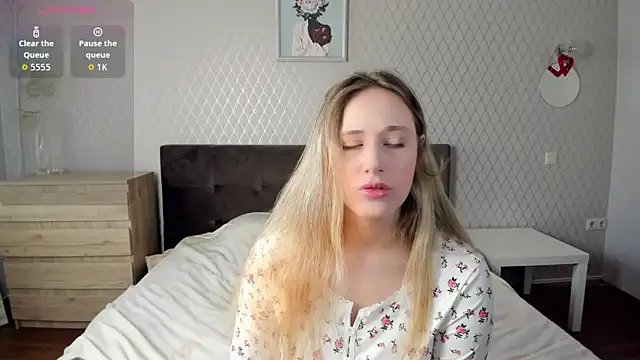Snapshot of blondyriss chatting on 09.19.25 blondyriss online show from 09.19.25