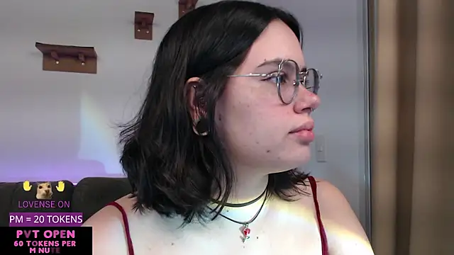 Snapshot of crystalll_room chatting on 05.14.26 crystalll room online show from 05.14.26