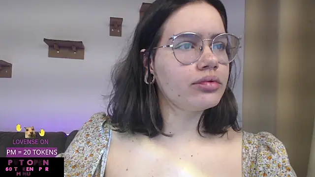 Snapshot of crystalll_room chatting on 05.22.26 crystalll room online show from 05.22.26