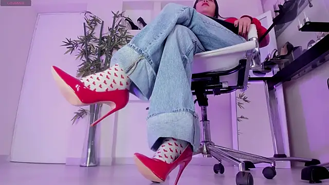 hannah howeell   online show from 04.21.26