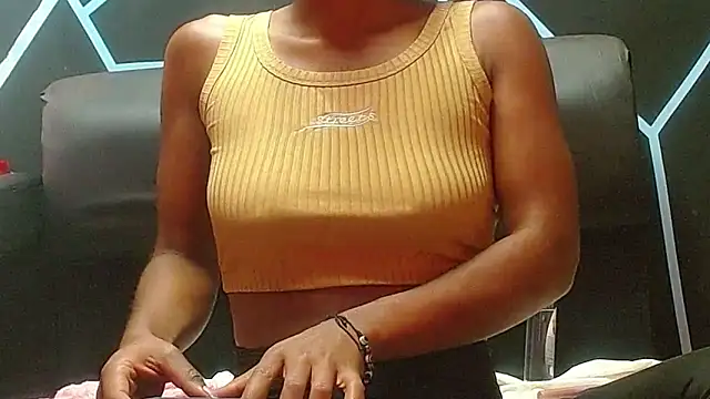 Snapshot of Biancalopez-02 chatting on 09.22.25 Biancalopez-02 online show from 09.22.25