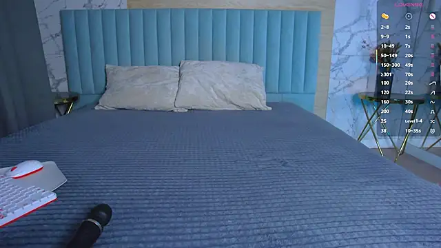 Snapshot of AmberShays chatting on 10.17.25 AmberShays online show from 10.17.25