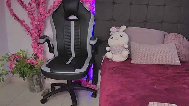 AmandaBrooks 18 online show from 11.25.25