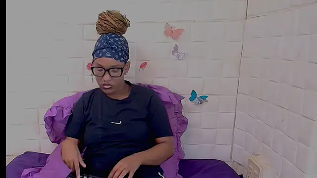 Snapshot of EroticSexyPrada chatting on 02.15.26 EroticSexyPrada online show from 02.15.26