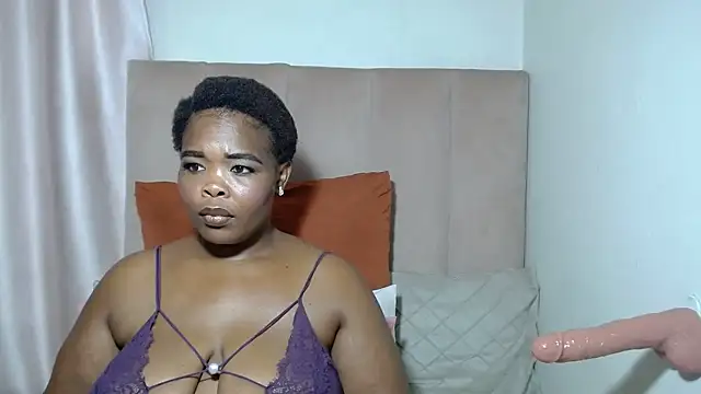 Snapshot of Hazel-nutt chatting on 02.12.25 Hazel-nutt online show from 02.12.25