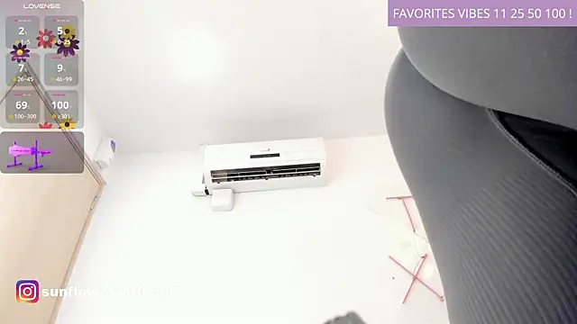 Snapshot of LissMonroe chatting on 01.28.25 LissMonroe online show from 01.28.25