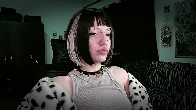 Snapshot of roxy_toxic chatting on 05.15.26 roxy toxic online show from 05.15.26