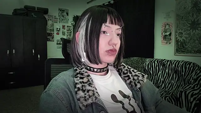 Snapshot of roxy_toxic chatting on 06.18.26 roxy toxic online show from 06.18.26