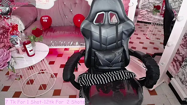 Skye Little v online show from 02.14.25