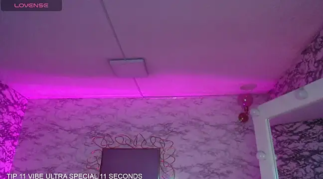 Skye Little v online show from 03.12.25