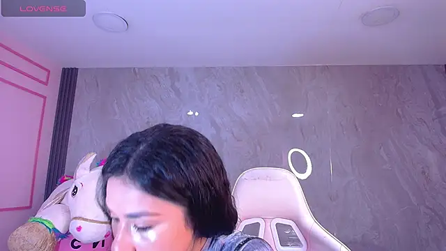 Skye Little v online show from 10.16.25