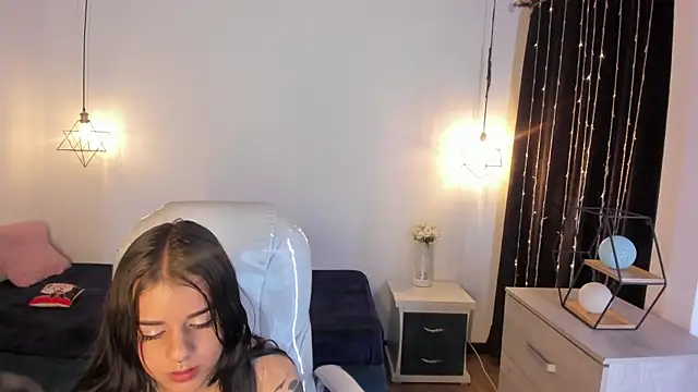 Nicole Foxx  online show from 02.16.25