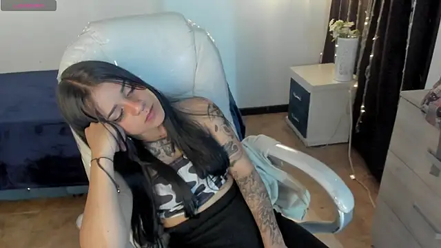 Nicole Foxx  online show from 02.28.25