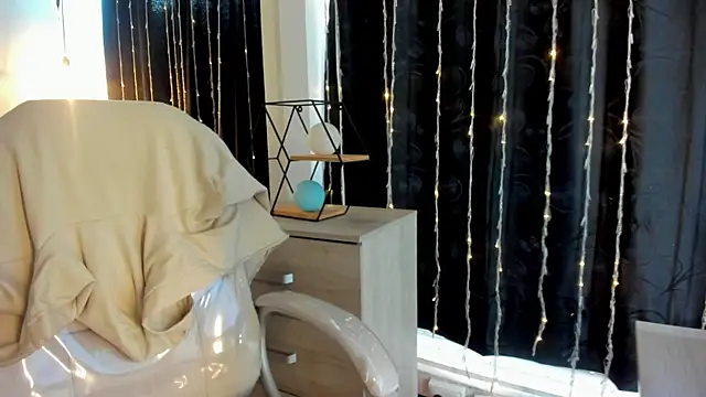 Nicole Foxx  online show from 03.13.25