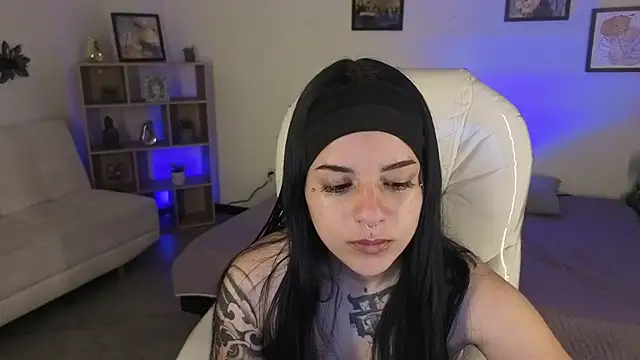 Nicole Foxx  online show from 10.13.25