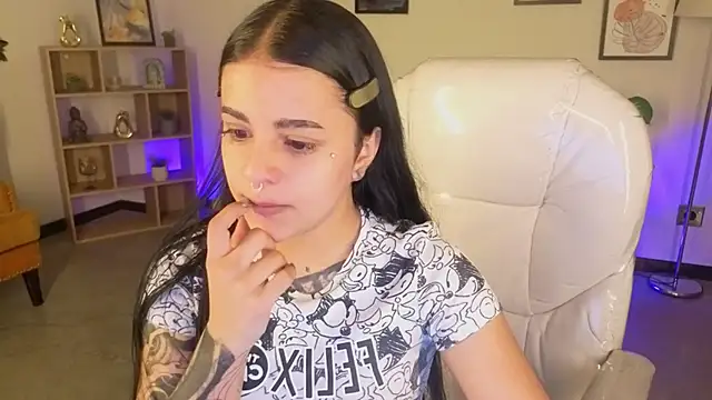 Nicole Foxx  online show from 10.31.25