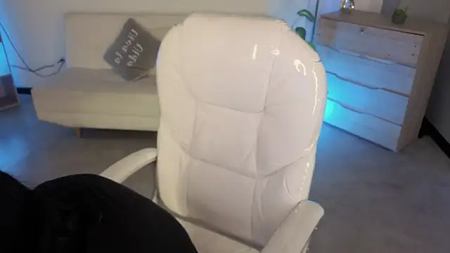 Nicole Foxx  online show from 12.19.25