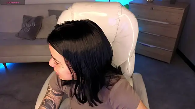 Nicole Foxx  online show from 02.20.26