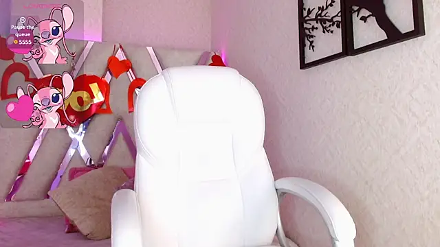 Sophia waalker  1 online show from 02.25.25