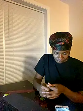 Snapshot of theprettysoles chatting on 11.30.25 theprettysoles online show from 11.30.25