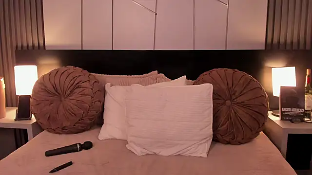 Snapshot of fiorella_paris chatting on 11.25.25 fiorella paris online show from 11.25.25