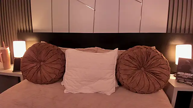 Snapshot of fiorella_paris chatting on 11.27.25 fiorella paris online show from 11.27.25