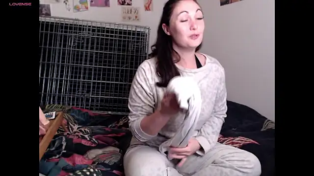 AdorahB3ll3 online show from 11.25.25