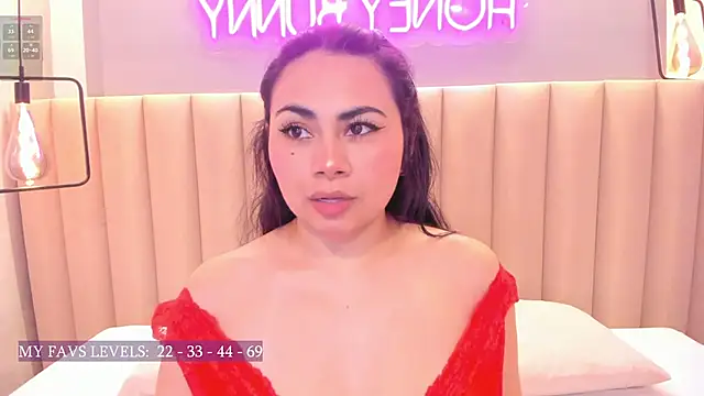 Naomymonroe  online show from 10.17.25