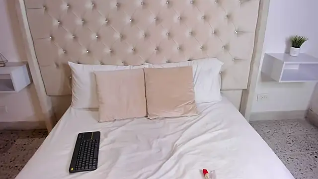 bella bloomg online show from 02.21.25