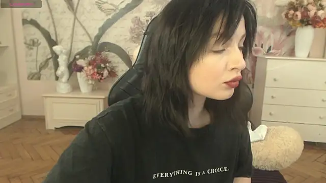 Snapshot of BritneyBarker chatting on 04.21.26 BritneyBarker online show from 04.21.26