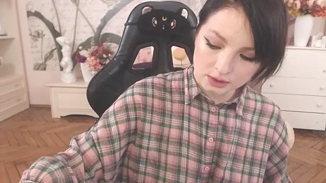 Snapshot of BritneyBarker chatting on 04.27.26 BritneyBarker online show from 04.27.26
