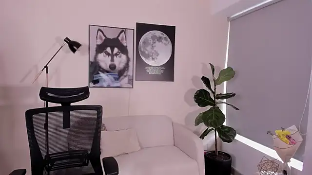 Snapshot of LairaScott chatting on 11.29.25 LairaScott online show from 11.29.25