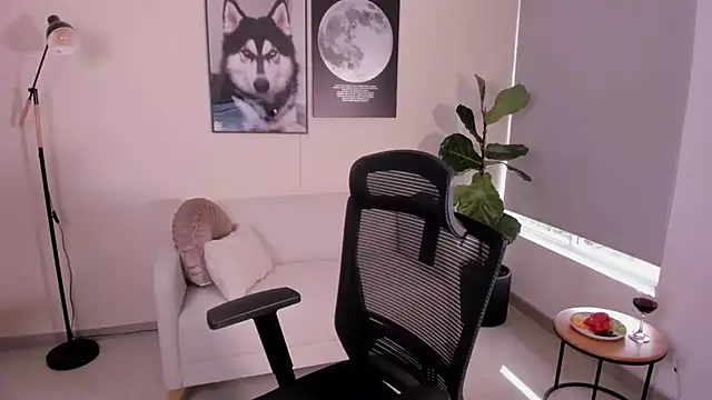 Snapshot of LairaScott chatting on 12.14.25 LairaScott online show from 12.14.25