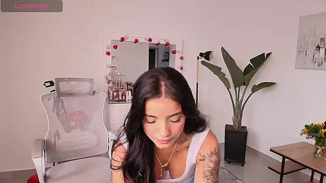 Snapshot of LairaScott chatting on 02.26.26 LairaScott online show from 02.26.26