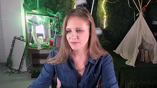 Snapshot of EmiliaBedy chatting on 02.05.25 EmiliaBedy online show from 02.05.25