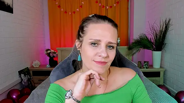 Snapshot of EmiliaBedy chatting on 02.10.25 EmiliaBedy online show from 02.10.25