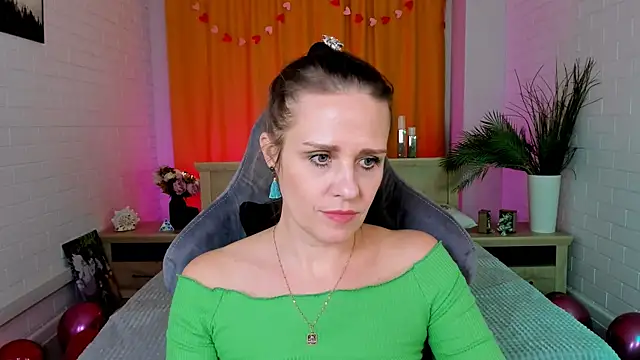 Snapshot of EmiliaBedy chatting on 02.10.25 EmiliaBedy online show from 02.10.25