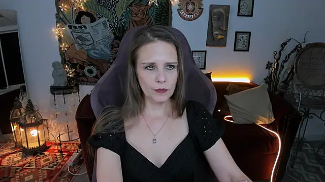 Snapshot of EmiliaBedy chatting on 02.13.25 EmiliaBedy online show from 02.13.25