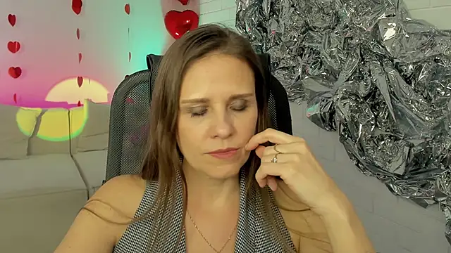 Snapshot of EmiliaBedy chatting on 02.18.25 EmiliaBedy online show from 02.18.25