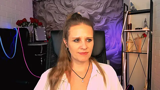 Snapshot of EmiliaBedy chatting on 03.05.25 EmiliaBedy online show from 03.05.25