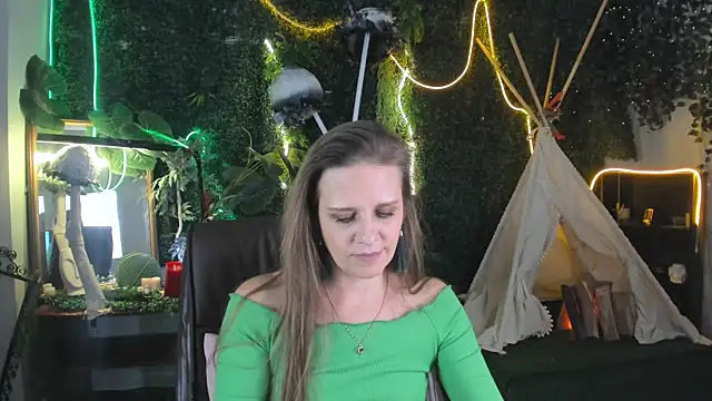 Snapshot of EmiliaBedy chatting on 03.11.25 EmiliaBedy online show from 03.11.25
