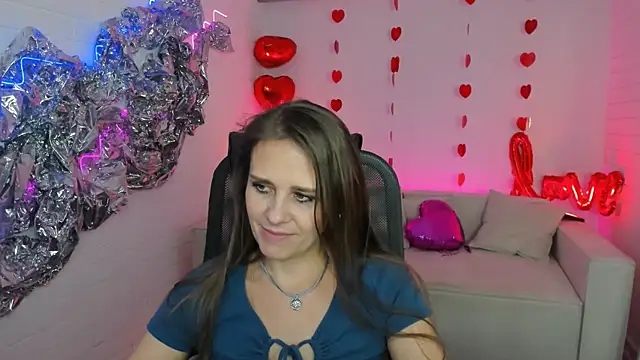 Snapshot of EmiliaBedy chatting on 03.18.25 EmiliaBedy online show from 03.18.25