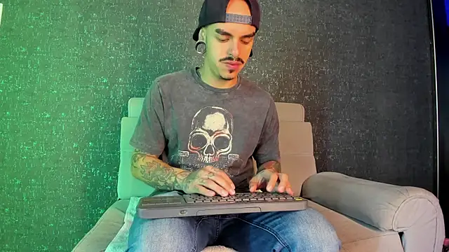 Snapshot of kaletattoo chatting on 10.16.25 kaletattoo online show from 10.16.25