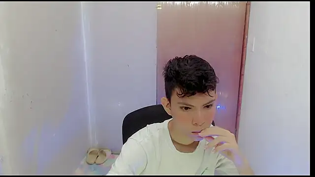 Snapshot of Alexxx_lov chatting on 01.30.25 Alexxx lov online show from 01.30.25